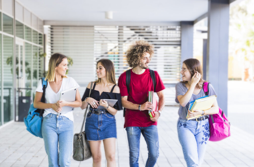 COLEGIOS Y UNIVERSIDADES